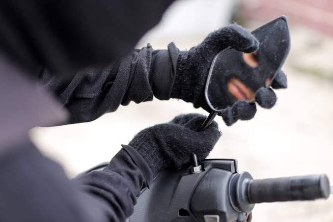Le voleur observe un élément du scooter et commence à douter