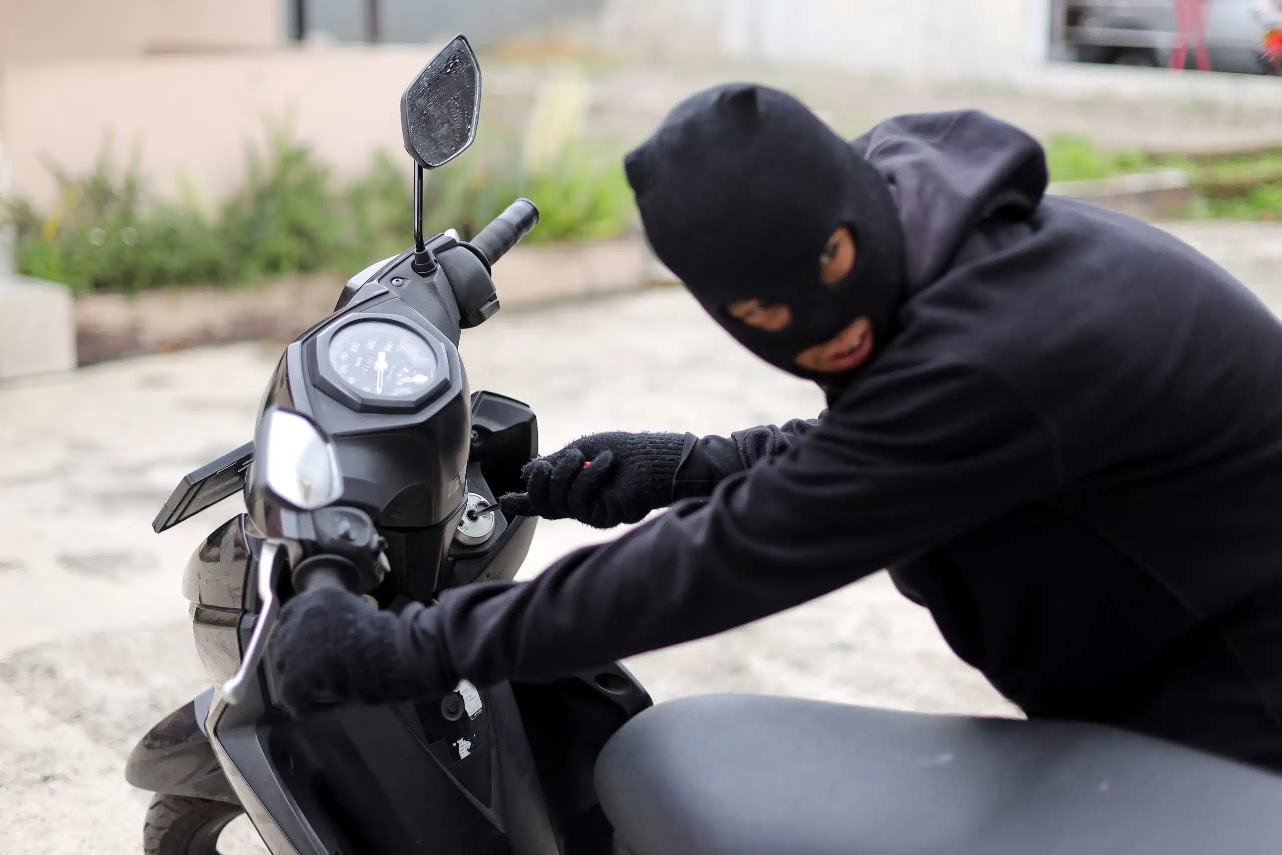 Un voleur masqué tente de s’emparer d’un scooter