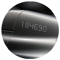 Gros plan d’un numéro gravé par micro-percussion sur une pièce de moto