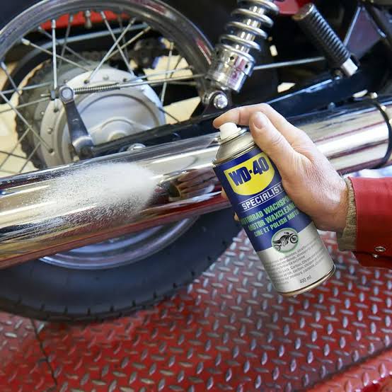 Nettoyage réel d’un échappement chromé de moto