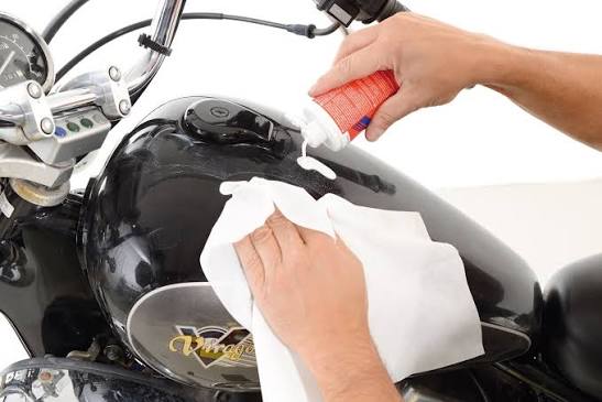 Contrôle et essuyage manuel de la peinture d’un réservoir de moto