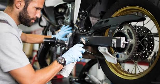 Nettoyage réel de la roue arrière et de la jante d’une moto
