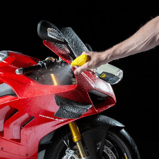 Rinçage réel de la mousse sur une moto sportive