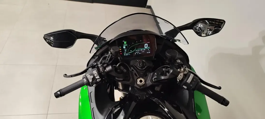 Kawasaki Ninja H2, cockpit