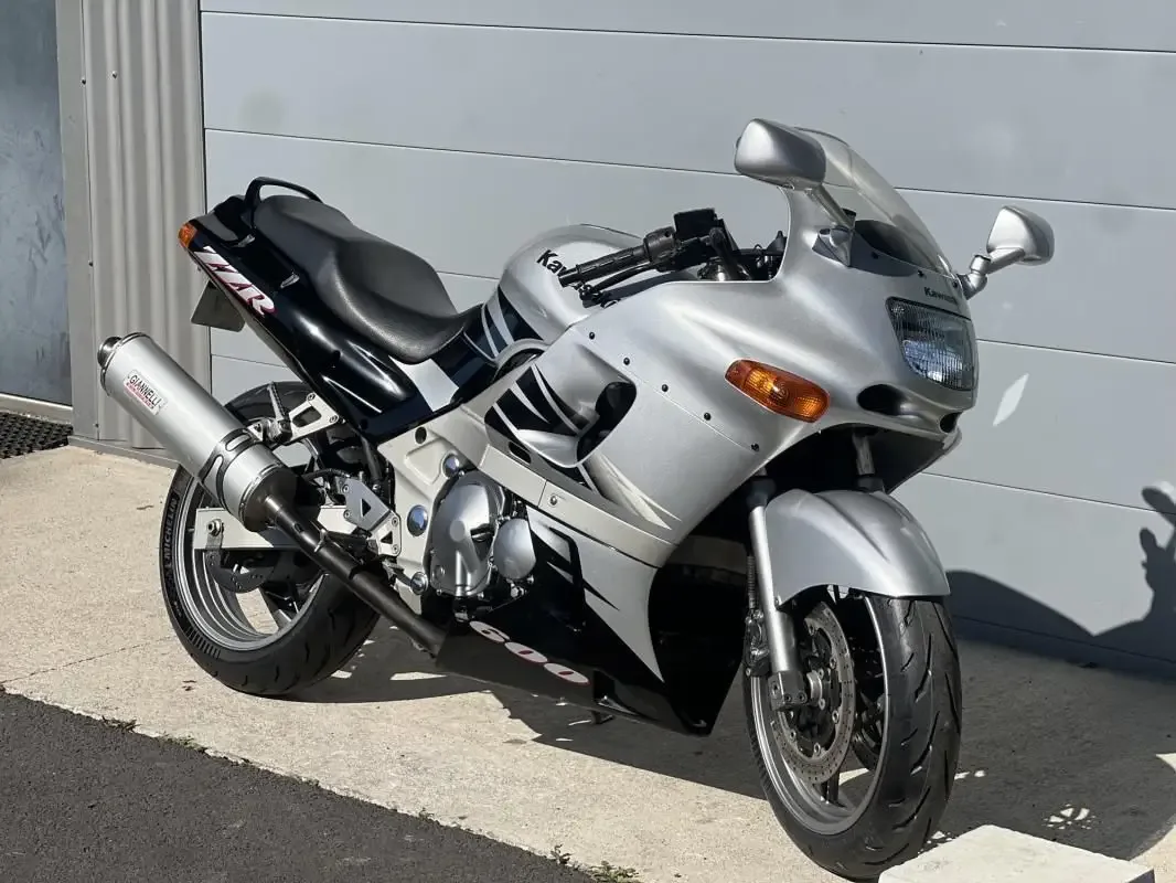 Kawasaki ZZR, trois quarts avant