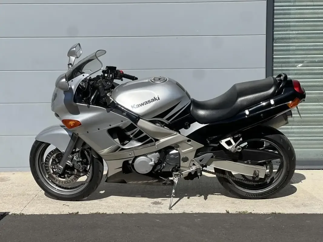 Kawasaki ZZR, profil gauche