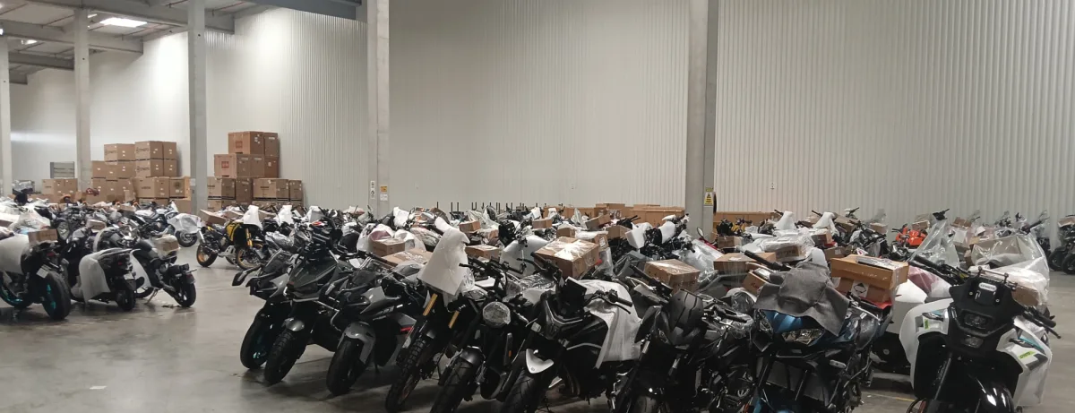 Stock de motos prêtes au départ
