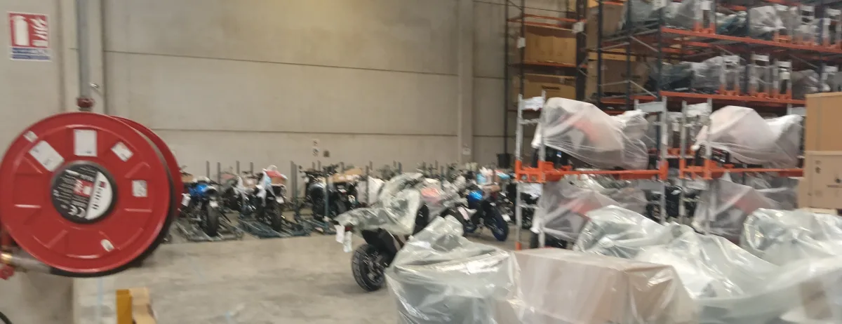 Motos emballées en entrepôt